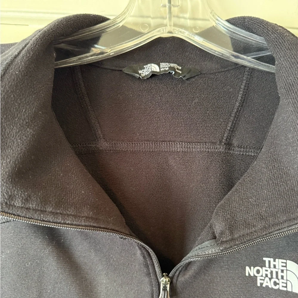The North Face Men’s Black Quarter-Zip Pullover in Size Medium